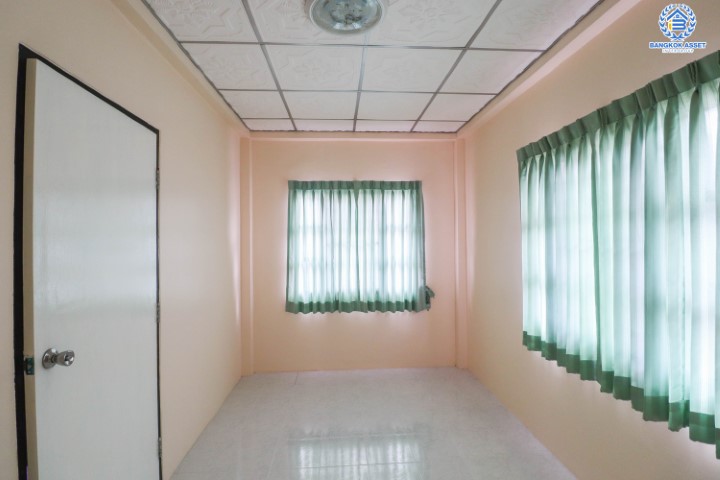 *****ทาวน์เฮ้าส์มือสองย่านนนทบุรี ม.พระปิ่น3 กาญจนาภิเษก บ้านพร้อมอยู่ ทำเลดี บนเนื้อที่ 24 ตร.ว. ฟังก์ชัน 2 ห้องนอน 2 ห้องน้ำ 2 ที่จอดรถ แถมฟรี! เครื่องปรับอากาศ 1 เครื่อง เชื่อมต่อถนนกาญจนาภิเษก และถนนรัตนาธิเบศร์ ใกล้เซ็นทรัลเวสต์เกต และรถไฟฟ้าสายสีม่วง "สถานีตลาดบางใหญ่"